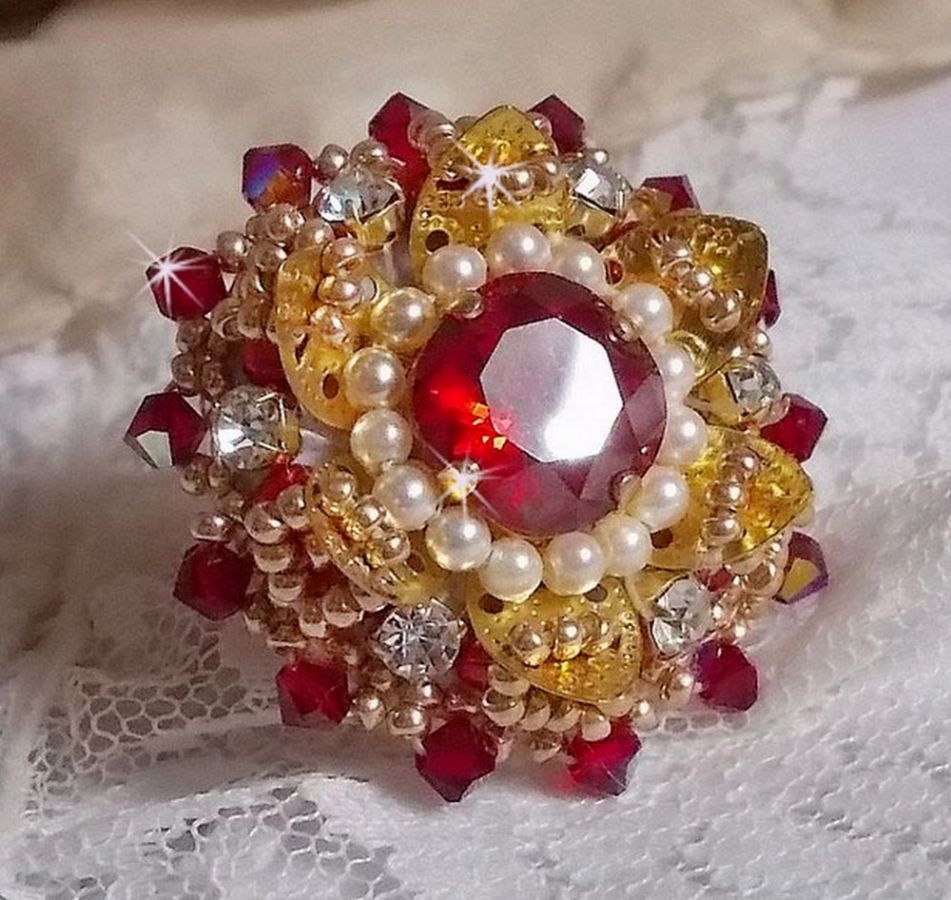 Anel L'Oiseau des Iles Rouge Doré bordado com pérolas, cristais Swarovski, uma bela estampa de flores e pérolas de sementes.