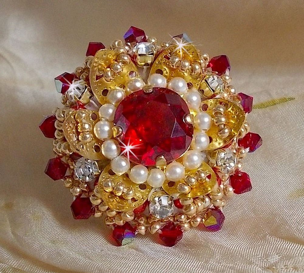 Anel L'Oiseau des Iles Rouge Doré bordado com pérolas, cristais Swarovski, uma bela estampa de flores e pérolas de sementes.