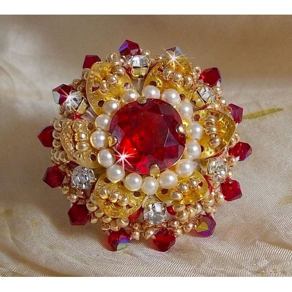 Anel L'Oiseau des Iles Rouge Dor&eacute; bordado com p&eacute;rolas, cristais Swarovski, uma bela estampa de flores e p&eacute;rolas de sementes.