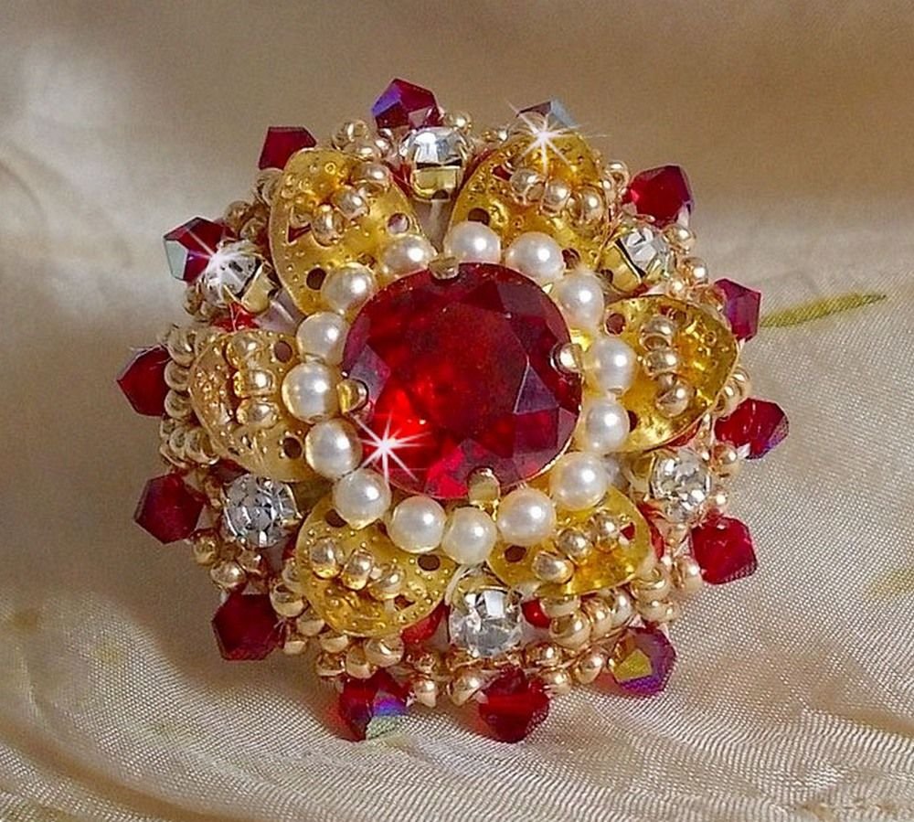 Anel L'Oiseau des Iles Rouge Doré bordado com pérolas, cristais Swarovski, uma bela estampa de flores e pérolas de sementes.