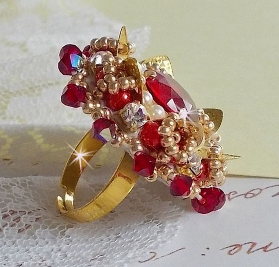 Anel L'Oiseau des Iles Rouge Doré bordado com pérolas, cristais Swarovski, uma bela estampa de flores e pérolas de sementes.