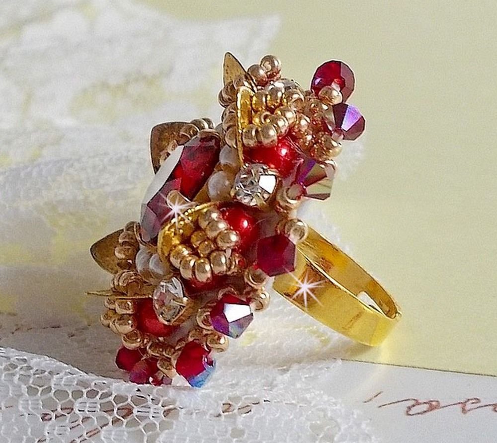 Anel L'Oiseau des Iles Rouge Doré bordado com pérolas, cristais Swarovski, uma bela estampa de flores e pérolas de sementes.