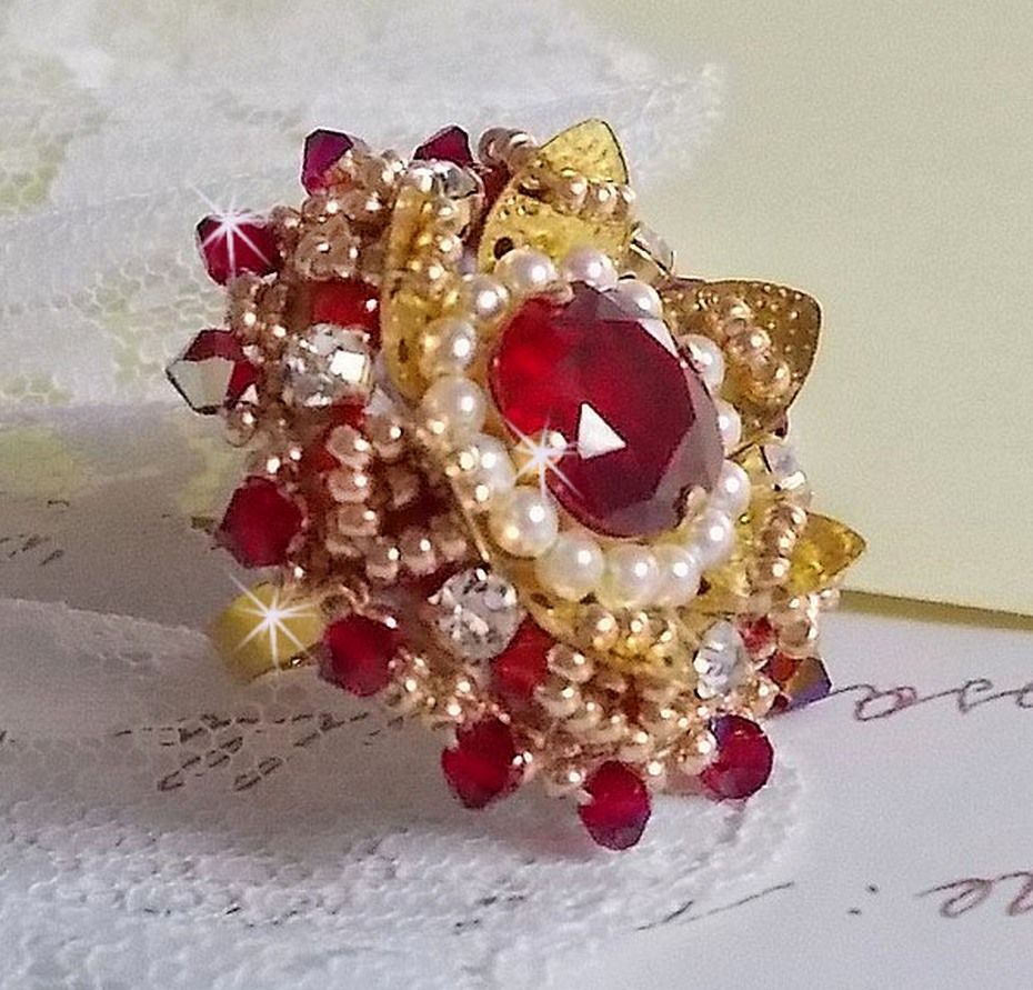 Anel L'Oiseau des Iles Rouge Doré bordado com pérolas, cristais Swarovski, uma bela estampa de flores e pérolas de sementes.