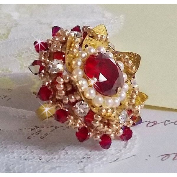 Anel L'Oiseau des Iles Rouge Dor&eacute; bordado com p&eacute;rolas, cristais Swarovski, uma bela estampa de flores e p&eacute;rolas de sementes.