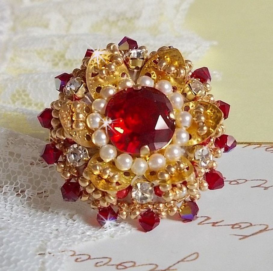 Anel L'Oiseau des Iles Rouge Doré bordado com pérolas, cristais Swarovski, uma bela estampa de flores e pérolas de sementes.