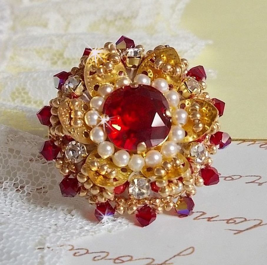 Anel L'Oiseau des Iles Rouge Doré bordado com pérolas, cristais Swarovski, uma bela estampa de flores e pérolas de sementes.