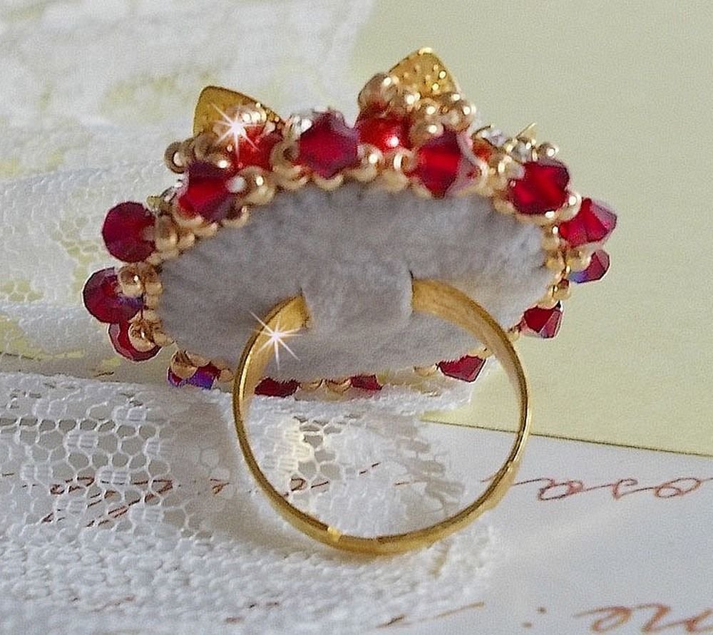 Anel L'Oiseau des Iles Rouge Doré bordado com pérolas, cristais Swarovski, uma bela estampa de flores e pérolas de sementes.