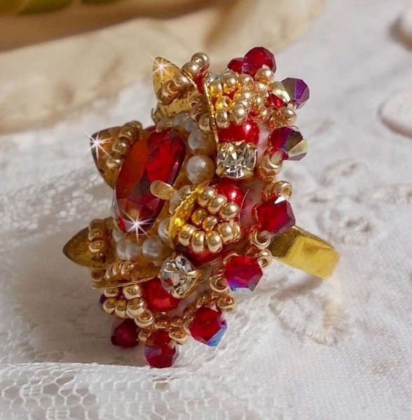 Anel L'Oiseau des Iles Rouge Dor&eacute; bordado com p&eacute;rolas, cristais Swarovski, uma bela estampa de flores e p&eacute;rolas de sementes.