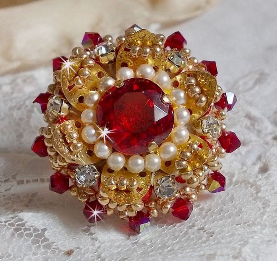 Anel L'Oiseau des Iles Rouge Doré bordado com pérolas, cristais Swarovski, uma bela estampa de flores e pérolas de sementes.