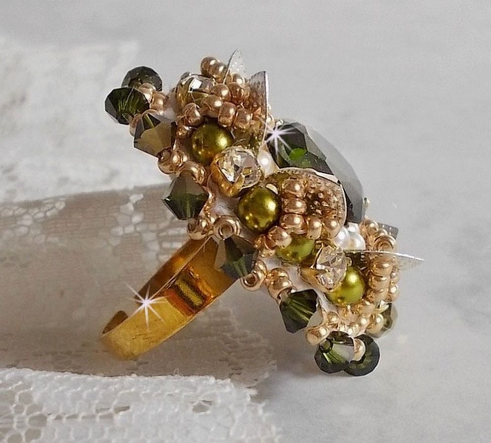 Anel L'Oiseau des Iles Green Silver bordado com pérolas, cristais Swarovski e missangas de sementes