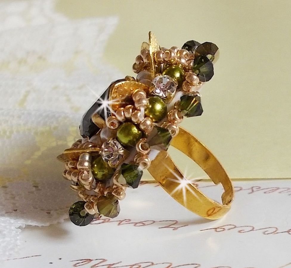 L'Oiseau des Iles Anel de Ouro Verde bordado com cristais Swarovski, chatons, pérolas e missangas de sementes