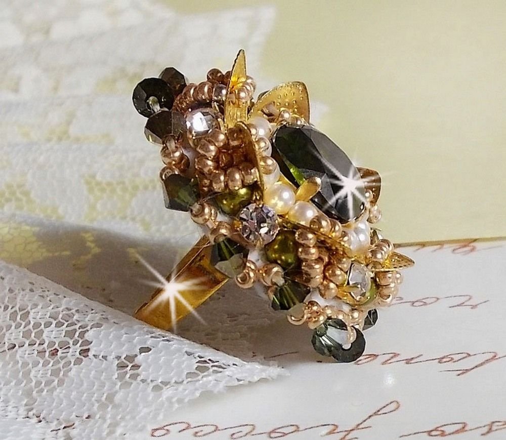 L'Oiseau des Iles Anel de Ouro Verde bordado com cristais Swarovski, chatons, pérolas e missangas de sementes