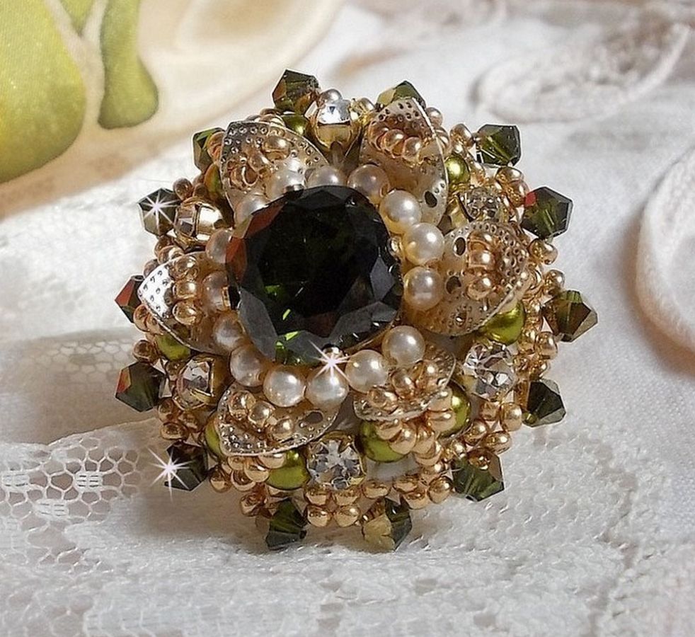 Anel L'Oiseau des Iles Green Silver bordado com pérolas, cristais Swarovski e missangas de sementes