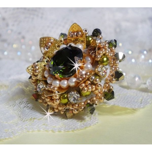 L'Oiseau des Iles Anel de Ouro Verde bordado com cristais Swarovski, chatons, p&eacute;rolas e missangas de sementes