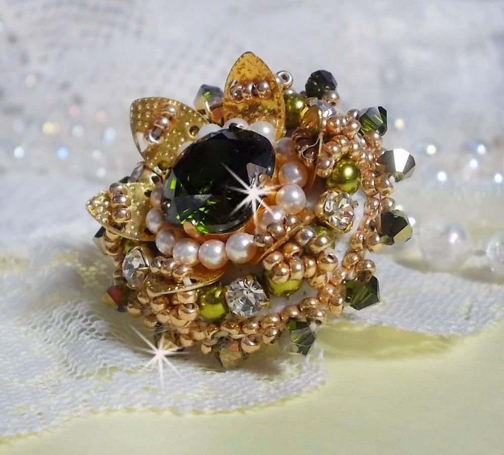 L'Oiseau des Iles Anel de Ouro Verde bordado com cristais Swarovski, chatons, pérolas e missangas de sementes
