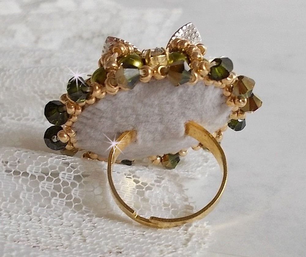 Anel L'Oiseau des Iles Green Silver bordado com pérolas, cristais Swarovski e missangas de sementes