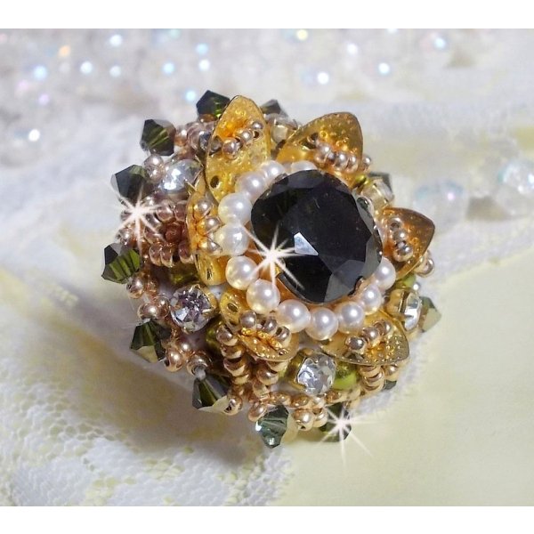 L'Oiseau des Iles Anel de Ouro Verde bordado com cristais Swarovski, chatons, p&eacute;rolas e missangas de sementes