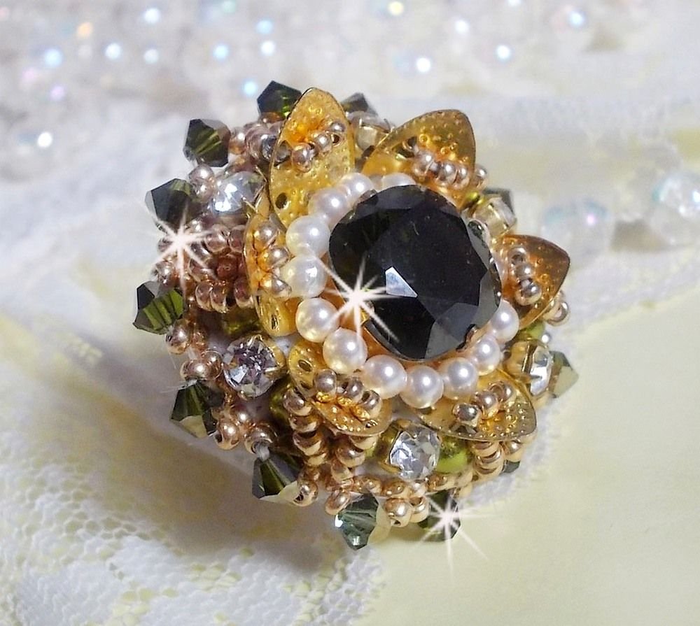 L'Oiseau des Iles Anel de Ouro Verde bordado com cristais Swarovski, chatons, pérolas e missangas de sementes