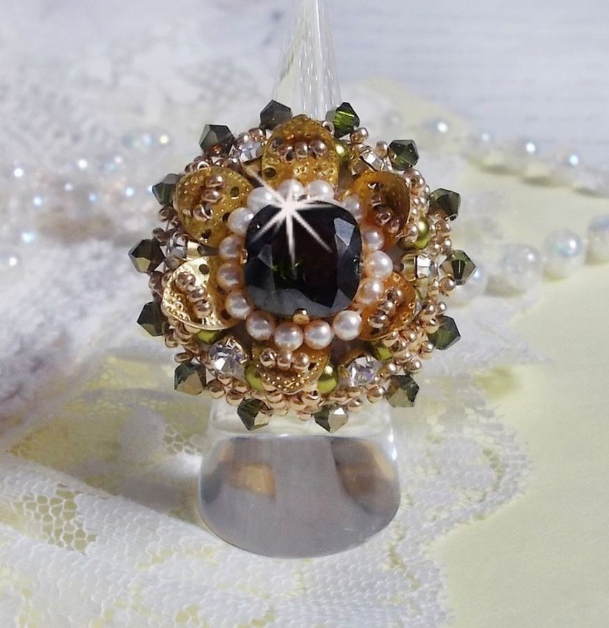 L'Oiseau des Iles Anel de Ouro Verde bordado com cristais Swarovski, chatons, pérolas e missangas de sementes