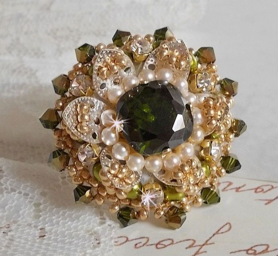 Anel L'Oiseau des Iles Green Silver bordado com pérolas, cristais Swarovski e missangas de sementes