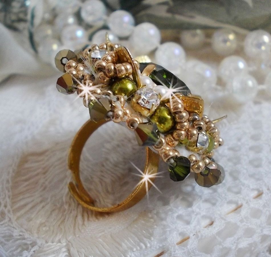 L'Oiseau des Iles Anel de Ouro Verde bordado com cristais Swarovski, chatons, pérolas e missangas de sementes