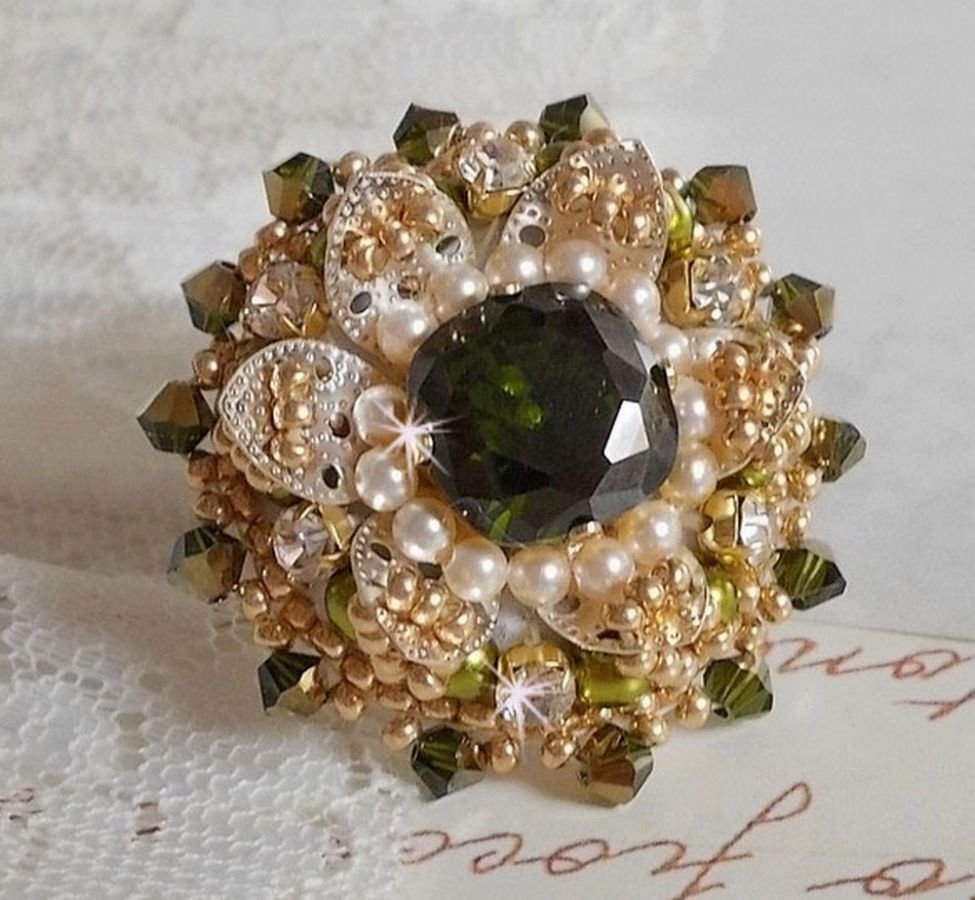 Anel L'Oiseau des Iles Green Silver bordado com pérolas, cristais Swarovski e missangas de sementes