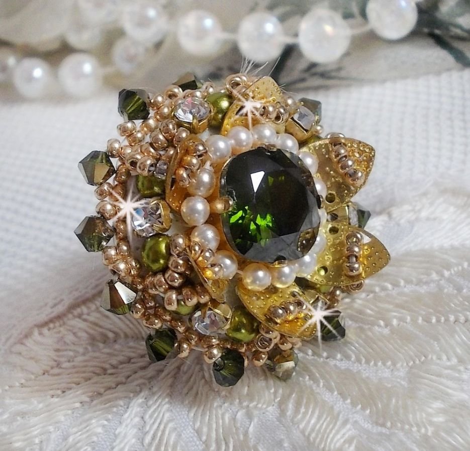 L'Oiseau des Iles Anel de Ouro Verde bordado com cristais Swarovski, chatons, pérolas e missangas de sementes