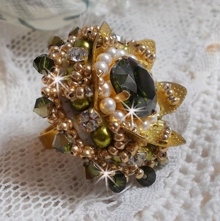 L'Oiseau des Iles Anel de Ouro Verde bordado com cristais Swarovski, chatons, pérolas e missangas de sementes