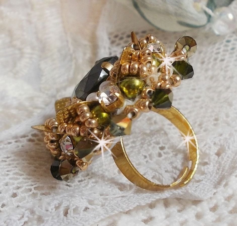 L'Oiseau des Iles Anel de Ouro Verde bordado com cristais Swarovski, chatons, pérolas e missangas de sementes