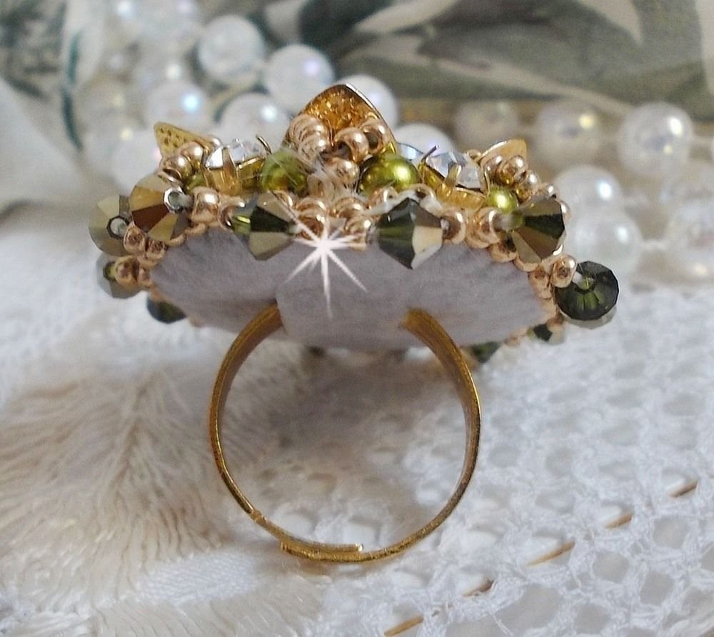 L'Oiseau des Iles Anel de Ouro Verde bordado com cristais Swarovski, chatons, pérolas e missangas de sementes