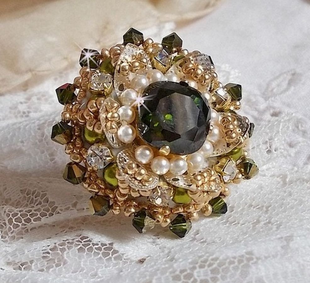 Anel L'Oiseau des Iles Green Silver bordado com pérolas, cristais Swarovski e missangas de sementes