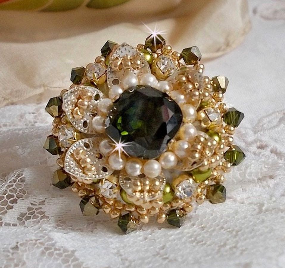 Anel L'Oiseau des Iles Green Silver bordado com pérolas, cristais Swarovski e missangas de sementes