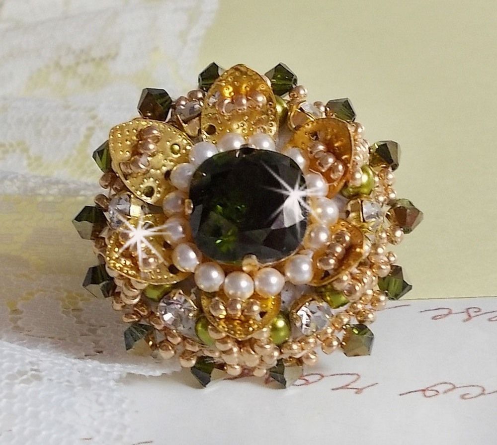 L'Oiseau des Iles Anel de Ouro Verde bordado com cristais Swarovski, chatons, pérolas e missangas de sementes