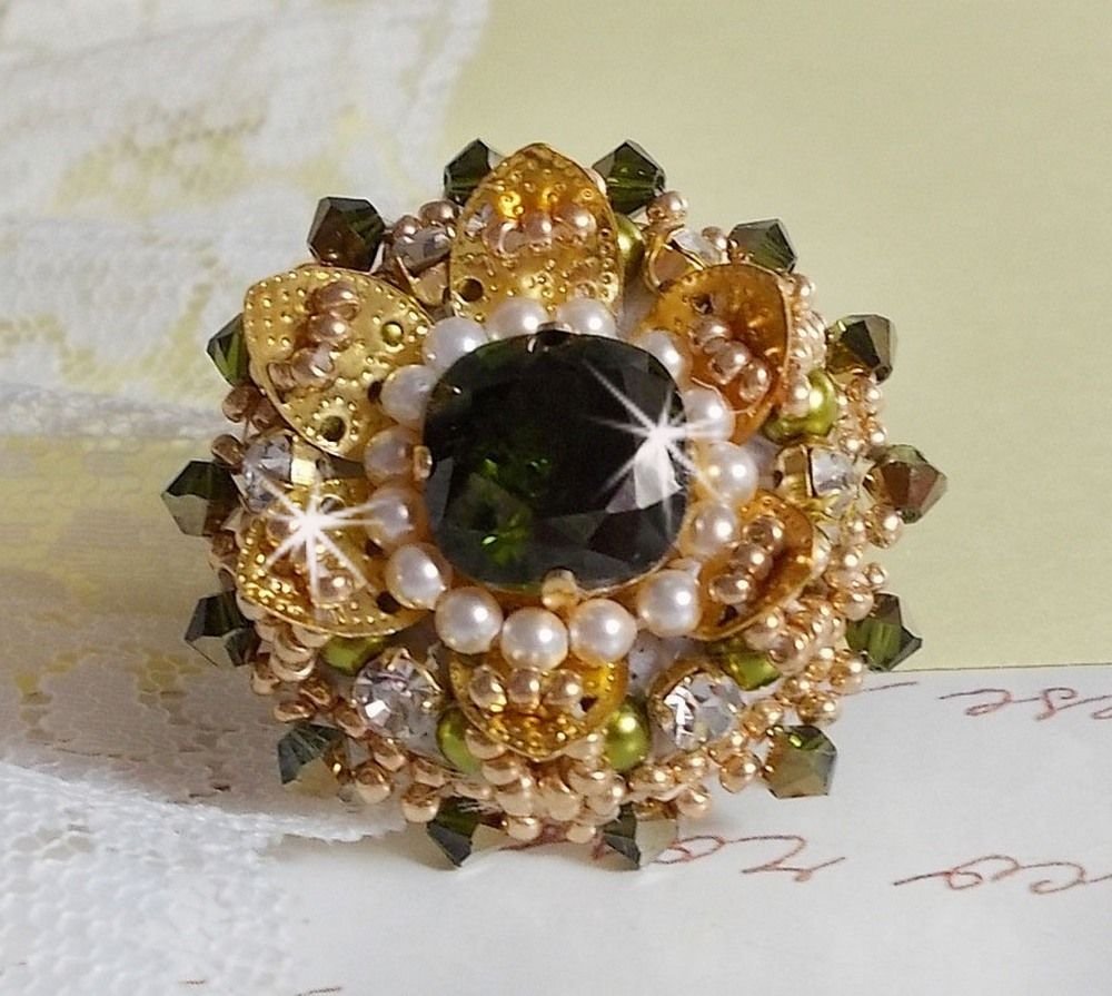 L'Oiseau des Iles Anel de Ouro Verde bordado com cristais Swarovski, chatons, pérolas e missangas de sementes