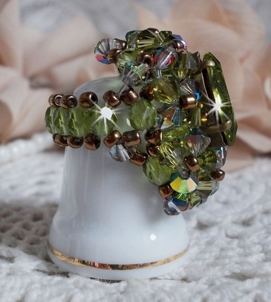 Bague Olivine avec des Cristaux de Swarovski et des perles de boh&ecirc;me