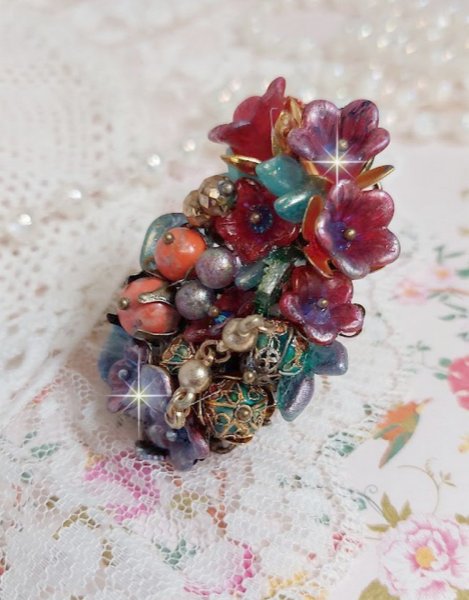 Bague Onia pour une composition florale cr&eacute;&eacute;e avec des cristaux, fleurs : perles, clochettes, pens&eacute;es, gouttes Druzy,  pierre de gemme : le Corail, perles cloisonn&eacute;es et bague ovale en Laiton