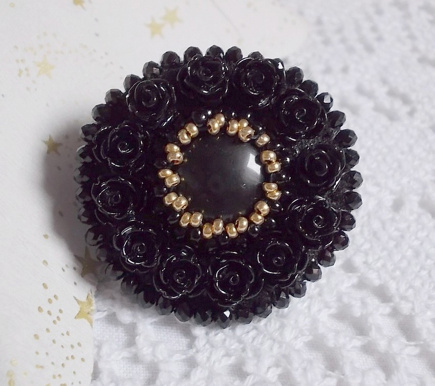 Anel de Cleopatra bordado com ônix preto, rosas de resina preta e rocailles