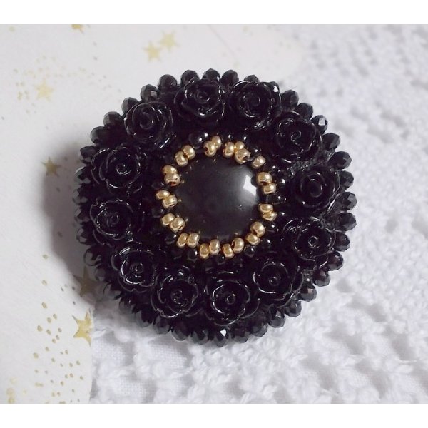Anel de Cleopatra bordado com ônix preto, rosas de resina preta e rocailles