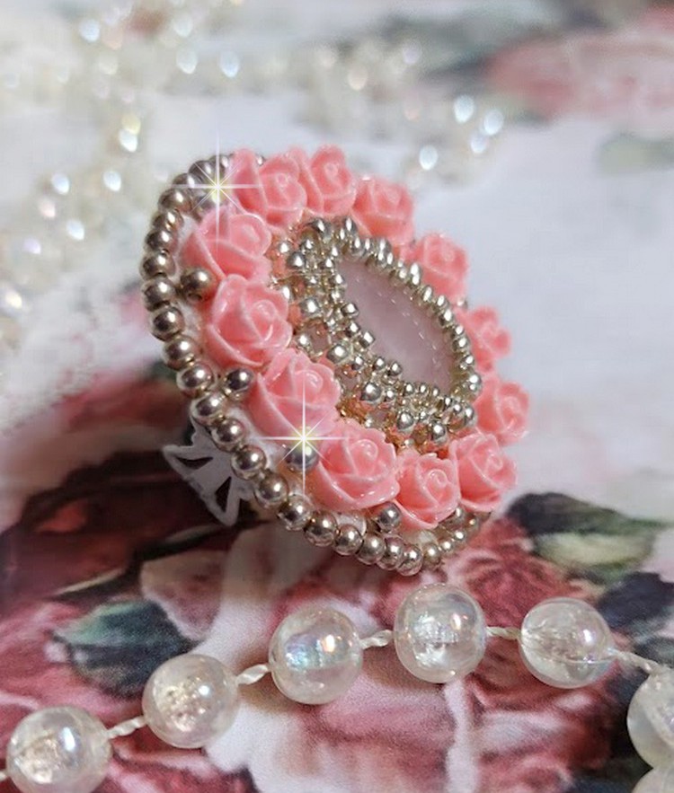 Anel de rosas parisienses bordado com um cabochon de quartzo adornado com rosas de resina e rocailles
