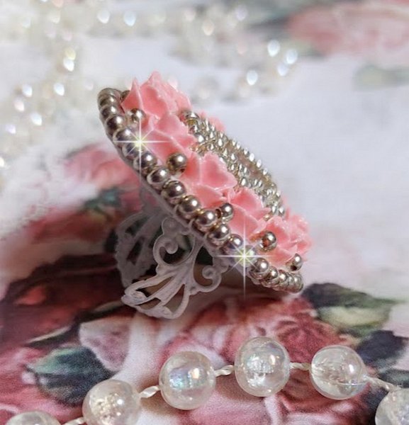 Anel de rosas parisienses bordado com um cabochon de quartzo adornado com rosas de resina e rocailles