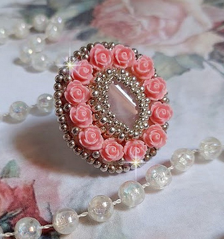 Anel de rosas parisienses bordado com um cabochon de quartzo adornado com rosas de resina e rocailles
