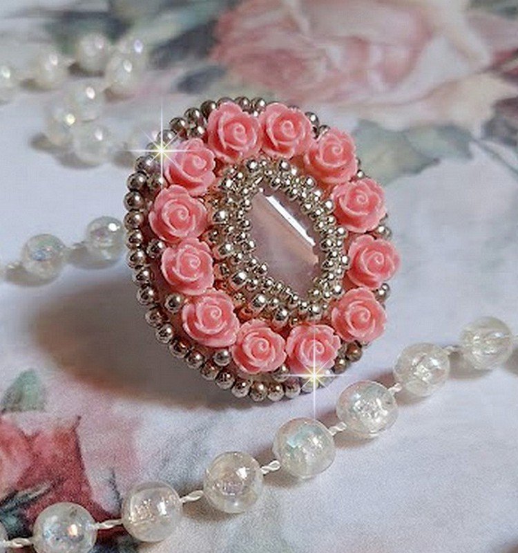 Anel de rosas parisienses bordado com um cabochon de quartzo adornado com rosas de resina e rocailles