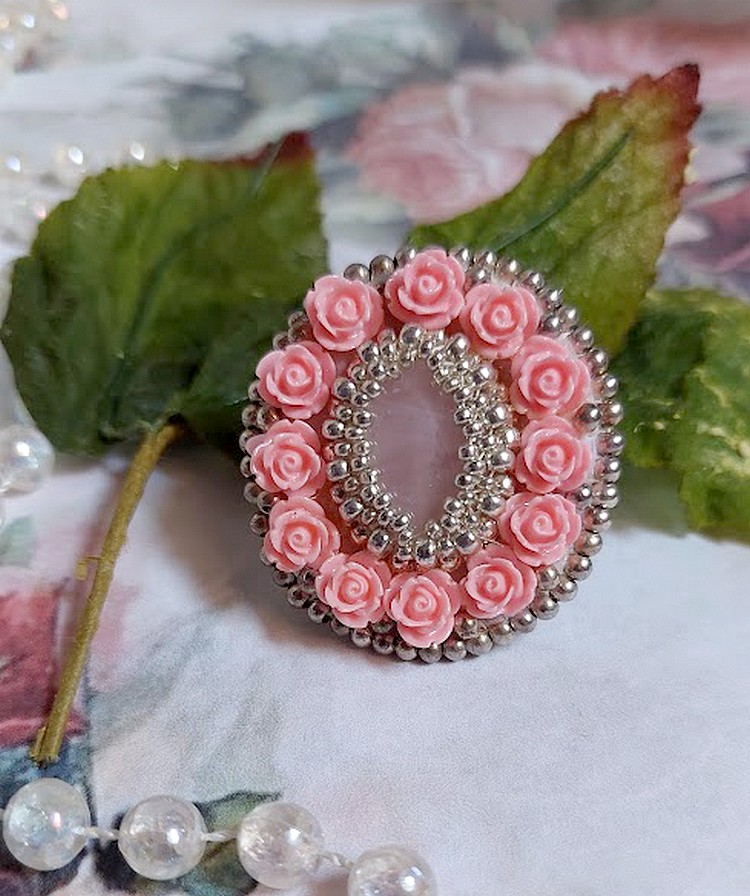 Anel de rosas parisienses bordado com um cabochon de quartzo adornado com rosas de resina e rocailles