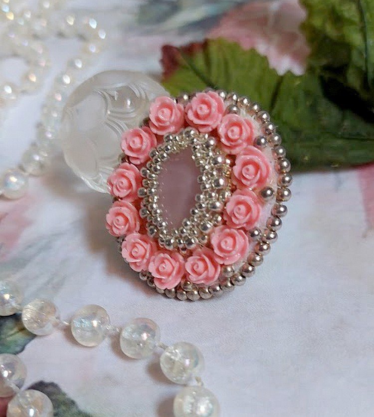 Anel de rosas parisienses bordado com um cabochon de quartzo adornado com rosas de resina e rocailles