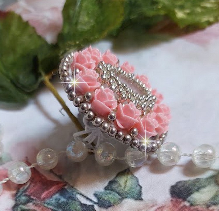 Anel de rosas parisienses bordado com um cabochon de quartzo adornado com rosas de resina e rocailles