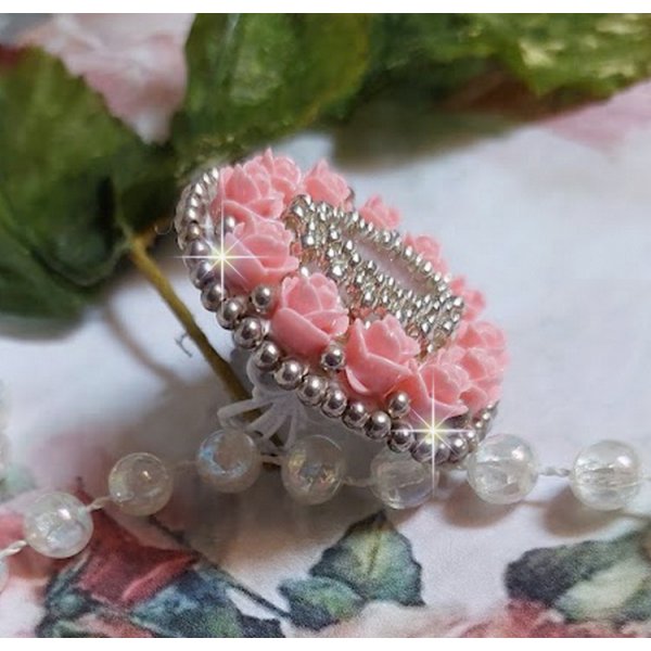 Anel de rosas parisienses bordado com um cabochon de quartzo adornado com rosas de resina e rocailles