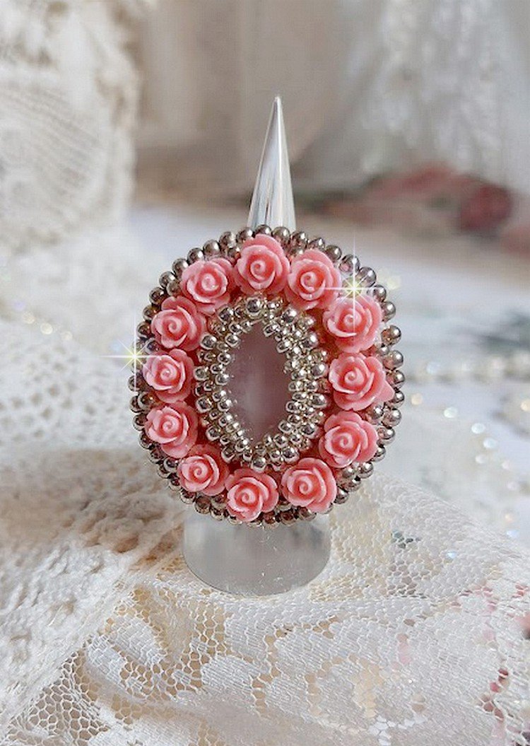 Anel de rosas parisienses bordado com um cabochon de quartzo adornado com rosas de resina e rocailles
