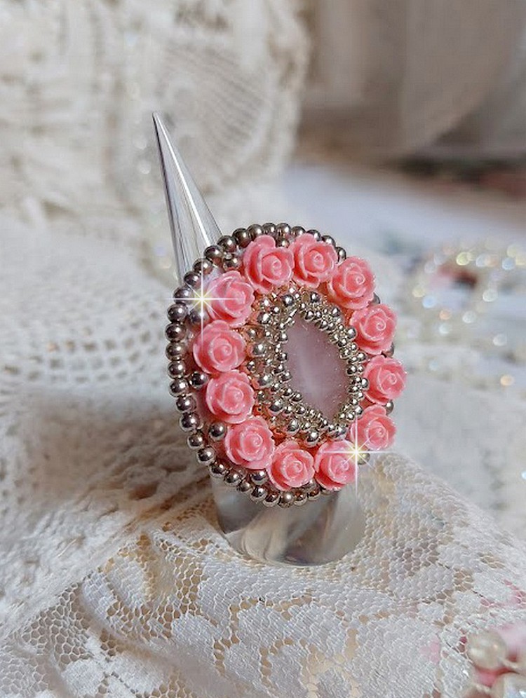 Anel de rosas parisienses bordado com um cabochon de quartzo adornado com rosas de resina e rocailles
