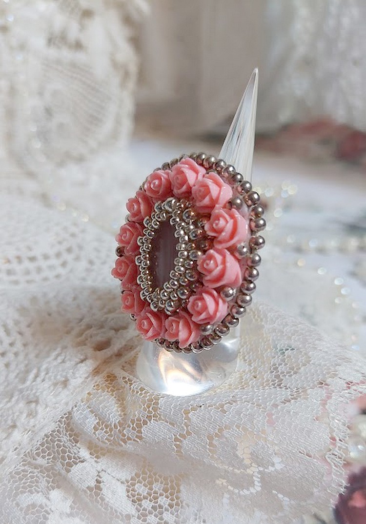Anel de rosas parisienses bordado com um cabochon de quartzo adornado com rosas de resina e rocailles