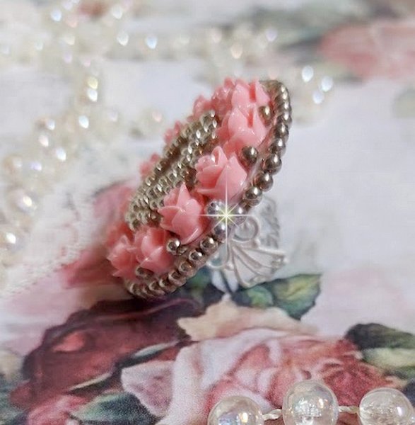Anel de rosas parisienses bordado com um cabochon de quartzo adornado com rosas de resina e rocailles